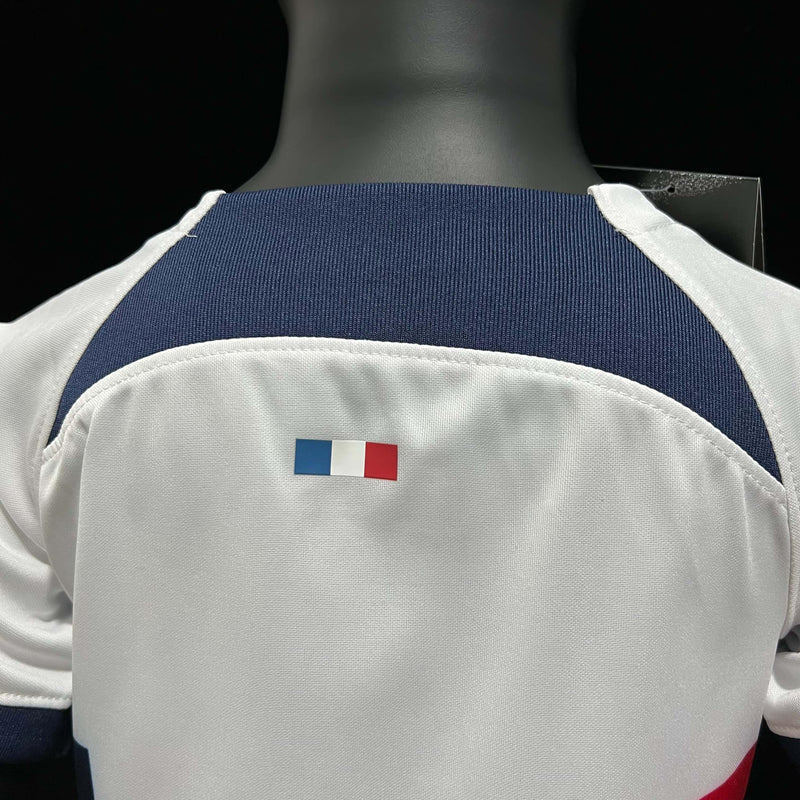 KIT PSG Branca QATAR AIRWAYS Infantil - 23/24 (Blusa+Short) - Manto Mágico