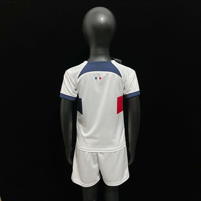 KIT PSG Branca QATAR AIRWAYS Infantil - 23/24 (Blusa+Short) - Manto Mágico